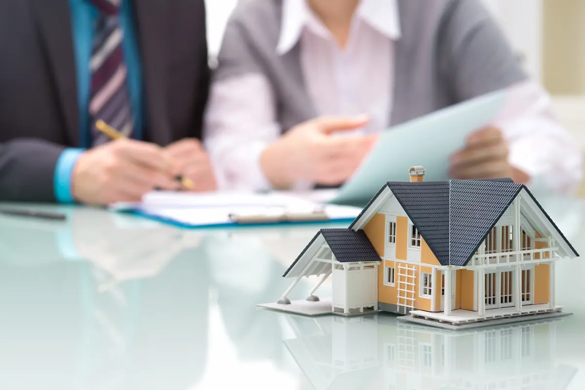 Finding the right hand for selling the house
